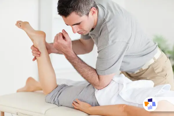 ماساژ پای چپ برای کاهش درد سیاتیک|مجله طبی